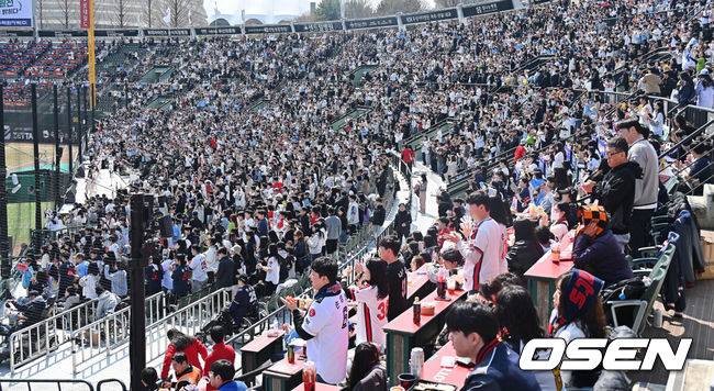 [OSEN=부산, 이석우 기자] 14일 부산 사직야구장에서 2026 신한 SOL KBO 리그 롯데 자이언츠와 LG 트윈스의 시범경기가 열렸다. 홈팀 롯데는 로드리게스가, 방문팀 LG는 임찬규가 선발 출전했다.주말을 맞아 많은 팬들이 사직야구장을 찾아 시범경기를 관람하고 있다. 2026.03.14 / foto0307@osen.co.kr