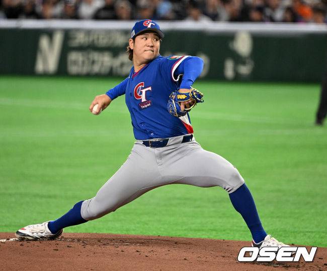 [OSEN=도쿄(일본), 손용호 기자] 8일 일본 도쿄돔에서 2026 월드베이스볼클래식(WBC) 1라운드 C조 조별리그 대한민국과 대만의 경기가&nbsp;열렸다.한국은 전날(7일) 일본과의 경기에서 6-8로 석패했다. 앞서 체코전을 11-4로 잡았던 한국은 1승1패를 마크하게 됐고, 남은 대만전과 호주전에 사활을 걸어야 한다.1회말 대만 구린루리양이 역투하고 있다. 2026.03.08&nbsp;/spjj@osen.co.kr