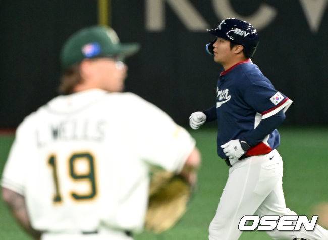 [OSEN=도쿄(일본), 손용호 기자] 9일 일본 도쿄돔에서 월드베이스볼클래식(WBC) 조별리그 C조 한국과 호주의 경기가&nbsp;열렸다.C조는 일본이 3승으로 조 1위를 확정, 8강에 진출했다. 호주가 2승 1패, 대만이 2승 2패, 한국이 1승 2패, 체코는 3패다.한국 WBC 대표팀이 8강에 진출하려면 호주에 2점 이하로 실점하면서 5점 차 이상으로 승리해야만 한다.2회초 무사 1루에서 한국 문보경이 우중월 투런 홈런을 치고 그라운드를 돌고 있다. 2026.03.09&nbsp;/spjj@osen.co.kr