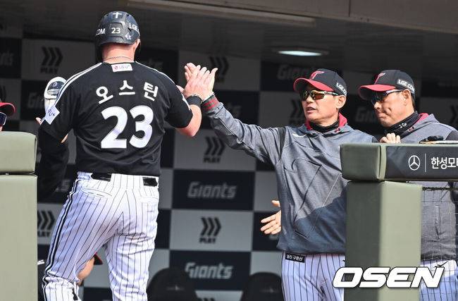 [OSEN=부산, 이석우 기자] 15일 부산 사직야구장에서 2026 신한 SOL KBO 리그 롯데 자이언츠와 LG 트윈스의 시범경기가 열렸다. 홈팀 롯데는 비슬리가, 방문팀 LG는 이민호가 선발 출전했다.LG 트윈스 오스틴이 6회초 2사 2,3루 구본혁의 내야 안타때 득점을 올리고 염경엽 감독과 하이파이브를 하고 있다. 2026.03.15 / foto0307@osen.co.kr