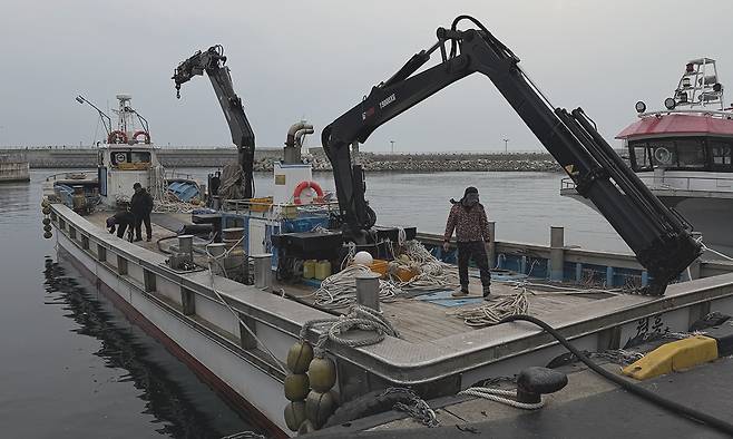 15일 강원 속초시 대포항 대포수협 급유소에서 선원들이 어선에 주유하고 있다.&nbsp;배상철 기자