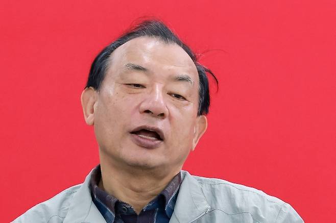 기자들과 대화 나누는 국민의힘 이정현 공천관리위원장 - 이정현 국민의힘 공천관리위원장이 12일 서울 영등포구 여의도 중앙당사에서 공관위 회의와 6·3 지방선거 공천 면접 심사를 앞두고 기자들과 대화를 나누고 있다. 2026.3.12 연합뉴스