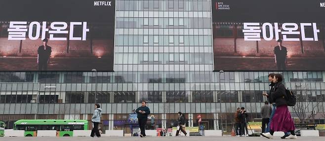 엿새 앞으로 다가온 BTS 컴백 공연 - 방탄소년단(BTS)의 서울 광화문광장 컴백 공연을 엿새 앞둔 15일 오후 서울 종로구 KT 광화문빌딩 외벽에 BTS 컴백 공연 관련 광고가 나타나고 있다. 2026.03.15. 뉴시스