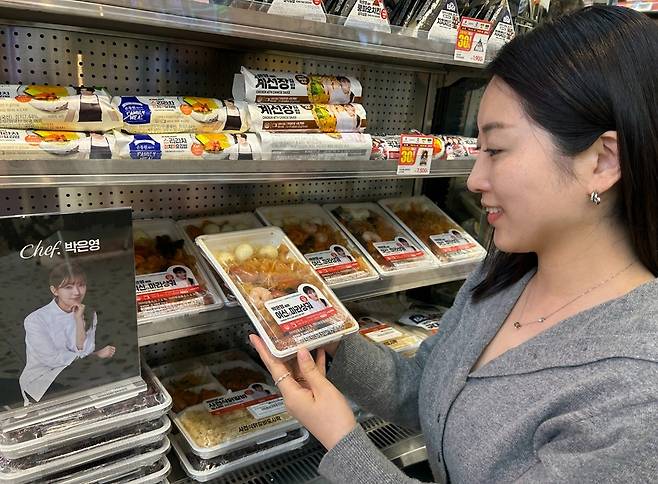 고객이 이마트24 매장에서 여신마라샹궈 상품을 구입 중이다. 사진제공=이마트24