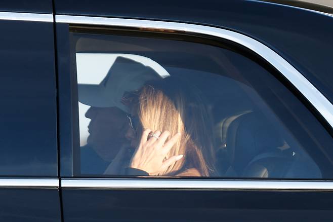 도널드 트럼프 미 대통령과 부인 멜라니아 여사가 13일(현지 시간) 메릴랜드주 앤드루스공군기지에 도착해 전용 차량에 탑승해 있다. AP연합뉴스