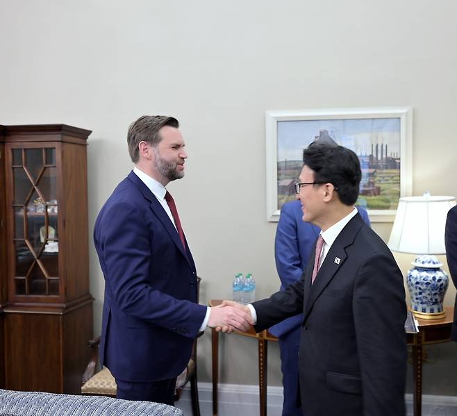 김민석(오른쪽) 국무총리와 JD밴스 미 부통령이 12일(현지 시간) 워싱턴DC에서 만나 악수하고 있다. 사진제공=총리실