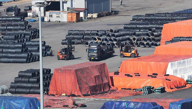 지난달 25일 경기도 평택항에 철강 제품이 쌓여있는 모습. 연합뉴스
