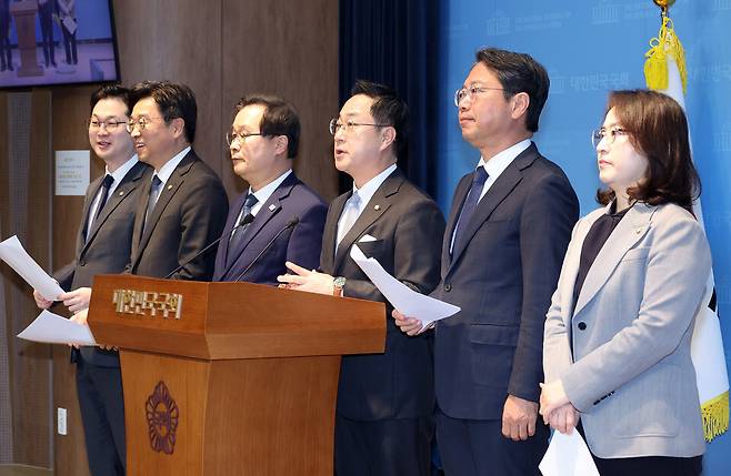 더불어민주당 '윤석열 정권 조작 기소 진상규명 및 공소 취소를 위한 국정조사 추진위원회' 소속 의원들이 15일 국회 소통관에서 신속한 국회 국정조사특별위원회 구성을 위한 국민의힘 협조를 촉구하고 있다. 왼쪽부터 김동아·이용우·이건태·박성준·김승원·이주희 의원 ⓒ연합뉴스