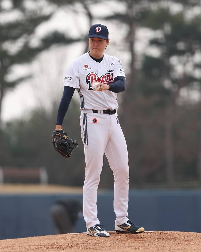 두산 최승용이 15일 이천 베어스파크서 열린 삼성과 시범경기서 포수의 사인을 전달받고 있다. 사진제공|두산 베어스