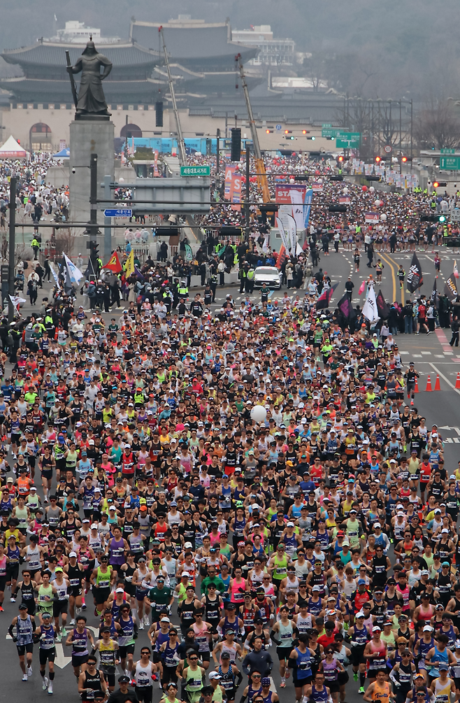 WA가 인증한 국내 유일의 플래티넘 라벨 마라톤 대회인 2026서울마라톤 겸 제96회 동아마라톤에 참가한 마라토너들이 15일 서울 광화문광장을 수놓고 있다. 송은석 동아일보 기자 silverstone@donga.com