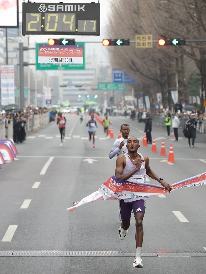 에티오피아 출신 하프투 테클루 아세파가 15일 서울 광화문광장을 출발해 잠실종합운동장으로 골인하는 코스로 진행된 2026서울마라톤 겸 제96회 동아마라톤에서 역대 국내 개최 마라톤대회 최고기록인 2시간04분17초에 결승선을 통과하고 있다. 박형기 동아일보 기자 oneshot@donga.com