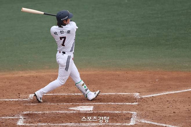 두산 박찬호가 15일 이천 베어스파크서 열린 삼성과 시범경기에서 4회말 홈런을 때리고 있다. 두산베어스 제공