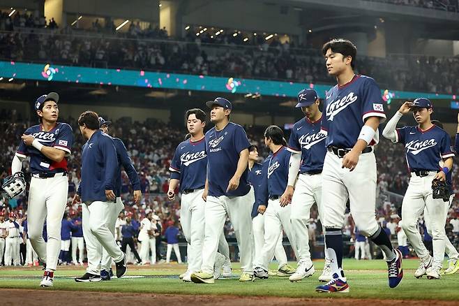 ▲ 류지현 감독이 이끄는 한국 야구 대표팀이 지난 14일 월드베이스볼클래식 8강전서 도미니카공화국에 7회 콜드게임 패배를 당한 뒤 아쉬워하고 있다. ⓒ연합뉴스