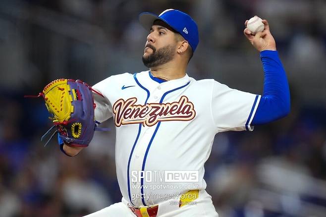 ▲ 엔마누엘 데 헤이수스. 베네수엘라가 일본을 꺾는 데 큰 공을 세웠다. 일본은 15일 미국 플로리다주 마이애미의 론디포파크에서 열린 2026 월드베이스볼클래식 8강전 베네수엘라와의 경기에서 패했다. WBC 대회 역사상 3회 우승에 빛나는 일본은 올해도 유력 우승 후보로 꼽혔지만 참사를 겪었다. 사상 최초로 준결승 진출에 실패했다.