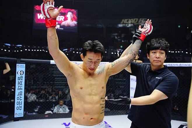 ▲ 한상권은 자혼기르 사이달리예프에게 트라이앵글초크로 탭을 받았다. ⓒROAD FC