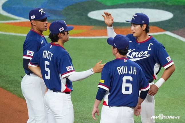 14일 도미니카 공화국전을 앞둔 이정후(오른쪽)가 경기장에 입장하고 있다. /AFPBBNews=뉴스1