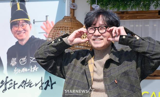 (서울=뉴스1) 안은나 기자 = 영화 '왕과 사는 남자'의 장항준 감독이 12일 서울 중구 프레스센터 앞에서 1,200만 관객 돌파를 기념해 커피차를 마련, 팬들에게 커피를 나눠주기 전 포토타임을 갖고 있다. 2026.3.12/뉴스1 Copyright (C) 뉴스1. All rights reserved. 무단 전재 및 재배포, AI학습 이용 금지. /사진=(서울=뉴스1) 안은나 기자