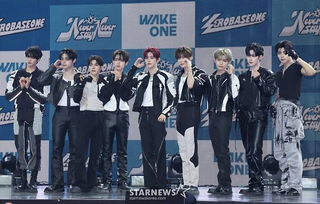 그룹 제로베이스원(ZEROBASEONE)이 1일 오후 서울 용산구 블루스퀘어에서 진행된 정규 1집 '네버 세이 네버'(NEVER SAY NEVER) 발매기념 쇼케이스에서 포즈를 취하고 있다.  팬덤 '제로즈(ZEROSE)'와 함께 쌓아 올린 음악 여정에서 가장 빛나는 순간을 담은 이번 앨범은 '청춘 3부작'과 '파라다이스 2부작'을 거쳐 지난 2년 간의 서사를 응축해 '팀(TEAM) ZB1' 시너지를 완성했다. /2025.09.01 /사진=이동훈 photoguy@