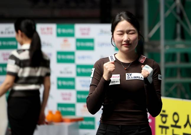 한지은이 14일 이우경과 준결승에서 승리를 거두고 기뻐하고 있다. /사진=PBA 투어 제공