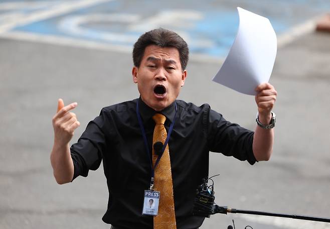 부정선거론자들은 어떤 반증도 받아들이지 않는다. 이들에게 부정선거는 종교나 다름없다. 사진은 보수 유튜버 전한길씨. [사진 | 뉴시스]