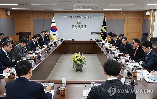 이억원 금융위원장, 금융시장 리스크 점검회의 주재 (서울=연합뉴스) 이억원 금융위원장이 11일 서울 종로구 정부서울청사에서 열린 금융시장 리스크 점검회의를 주재하고 있다. 2026.3.11 [금융위원회 제공. 재판매 및 DB 금지] photo@yna.co.kr