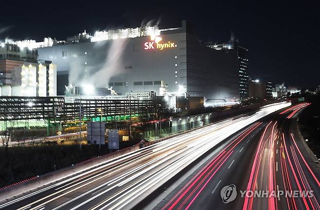 SK하이닉스 작년 매출·이익·이익률 최고기록 (이천=연합뉴스) 홍기원 기자 = SK하이닉스가 지난해 인공지능(AI) 반도체 수요 급증에 힘입어 매출액 97조원, 영업이익 47조원을 넘어 2024년에 이어 또다시 역대 최고 실적을 경신했다.
    지난해 4분기에도 매출 32조원, 영업익 19조원을 넘어 연간과 분기 모두 사상 최고 기록을 달성했고, 영업이익률까지 58%로 역대급 기록을 세웠다. 
    사진은 28일 경기도 이천시 SK하이닉스 본사 모습. 2026.1.28 xanadu@yna.co.kr