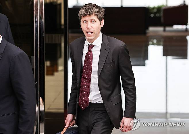 오픈AI 샘 올트먼 방한 (서울=연합뉴스) 이진욱 기자 = 챗GPT 개발업체인 오픈AI의 샘 올트먼 최고경영자(CEO)가 1일 서울 강서구 서울김포비즈니스항공센터(SGBAC)를 통해 방한하고 있다. 2025.10.1 [공동취재] cityboy@yna.co.kr