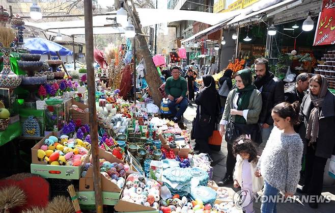 지난해 노루즈 연휴 기간 이란 테헤란의 시장  [EPA=연합뉴스 자료사진. 재판매 및 DB금지]