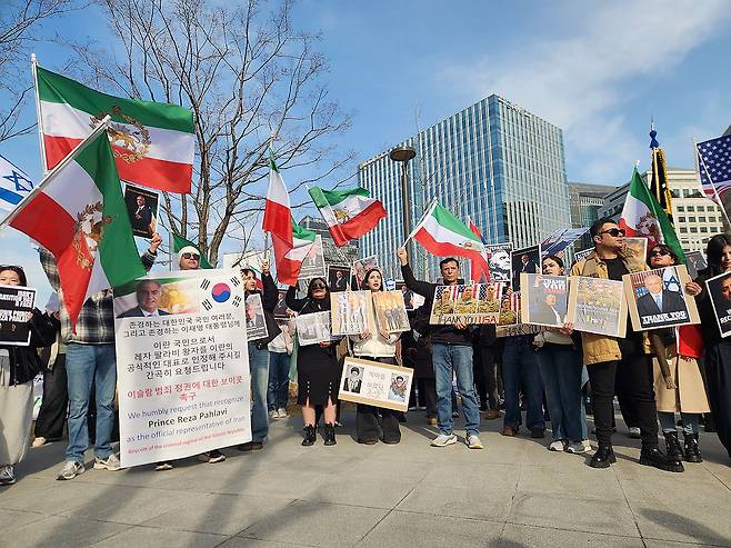 재한이란인들, 미국대사관 앞 응원 집회 (서울=연합뉴스) 홍준석 기자 = "이란에 자유 온다."
8일 오후 3시 30분께 서울 종로구 주한미국대사관 인근 광장에 재한이란인 약 100명이 모였다. 이란 국기와 성조기, 이스라엘 국기를 들고 모인 이들은 이란을 공격 중인 미국을 응원하기 위해 모였다.
"이란 독재 끝내자", "이란의 자유를 되찾자" 등 구호를 외친 이들은 이란의 반격으로 쿠웨이트에서 전사한 미군 장병 6명의 사진에 LED 촛불이나 조화를 놓았다. 도널드 트럼프 미 대통령 인형 탈을 쓴 참가자에게 꽃을 전달하는 퍼포먼스를 벌이기도 했다.
이들은 "우리는 미국과 이스라엘을 지지한다"며 "이란 국민에 대한 전쟁이나 국경 침략이 아니라 (반정부 시위대) 수만 명을 학살한 정권을 막기 위해 필요한 인도적 개입"이라고 주장했다.