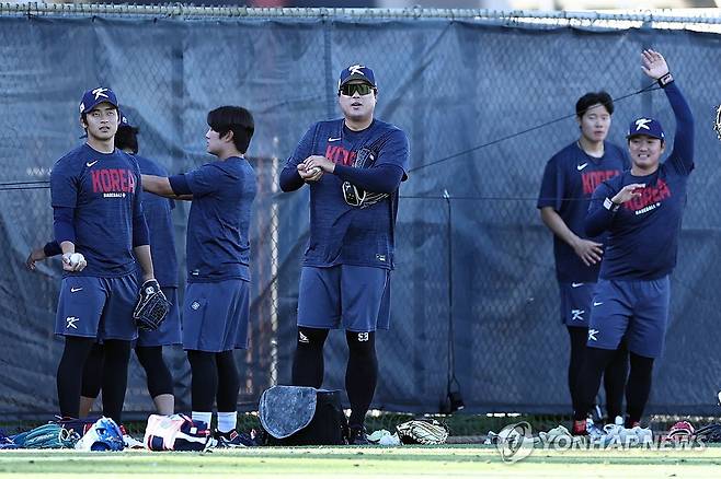 화기애애 투수진 (마이애미=연합뉴스) 윤동진 기자 = 한국야구대표 류현진을 비롯한 투수진이 11일(현지시간) 미국 플로리다주 마이애미 FIU 베이스볼 스타디움에서 열린 훈련에 집중하고 있다. 2026.3.12 mon@yna.co.kr