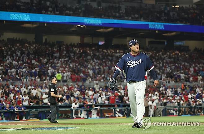 류현진, 2회말에 3실점 (마이애미=연합뉴스) 윤동진 기자 = 13일(현지시간) 미국 플로리다주 마이애미 론디포파크에서 열린 월드베이스볼클래식(WBC) 대한민국 대 도미니카공화국 준준결승전. 2회말 2사 1, 2루 한국 선발투수 류현진이 교체되고 있다. 2026.3.14 mon@yna.co.kr