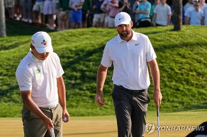 한 조에서 경기한 김시우(왼쪽)와 셰플러. [AP=연합뉴스]