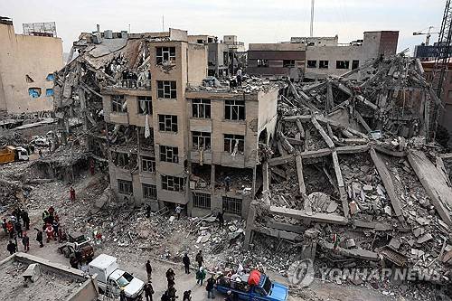 폭격으로 파괴된 테헤란의 주거단지에 모인 구조대원들 [AFP=연합뉴스]