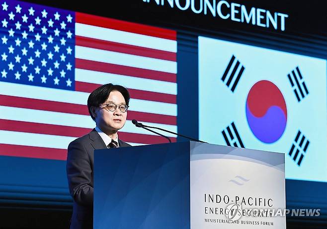 한·미 투자협약식 참석한 김정관 장관 (서울=연합뉴스) 김정관 산업통상자원부 장관이 15일(현지시간) 일본 도쿄에서 열린 '제1차 인도·태평양 에너지 안보 장관회의 및 비즈니스 포럼'에서 더그 버검 미국 국가에너지위원회 위원장 겸 내무부 장관과 함께 한-미 투자협약식에 참석해 인사말하고 있다. 2026.3.15 [산업통상부 제공. 재판매 및 DB 금지] photo@yna.co.kr