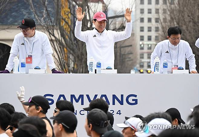 2026 서울마라톤 참가자 응원하는 오세훈 시장 (서울=연합뉴스) 오세훈 서울시장이 15일 서울 광화문광장에서 열린 2026 서울마라톤에서 참가자들을 응원하고 있다. 2026.3.15 [서울시 제공. 재판매 및 DB금지] photo@yna.co.kr