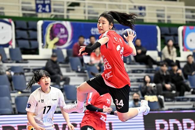 15일 인천시청과 경기에서 슛을 던지는 SK 신다빈 [한국핸드볼연맹 제공. 재판매 및 DB 금지]