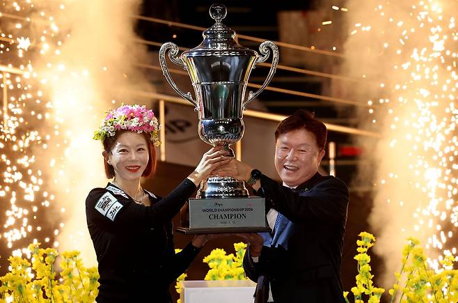 우승 트로피를 든 김가영과 하나카드 이완근 그룹장 [PBA 제공. 재판매 및 DB 금지]