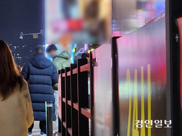 지난 14일 밤 수원시 팔달구 인계동 수원시청 뒤 ‘인계박스’ 지역에서 호객 행위가 이뤄지고 있다. 2026.3.14 /김형욱기자 uk@kyeongin.com