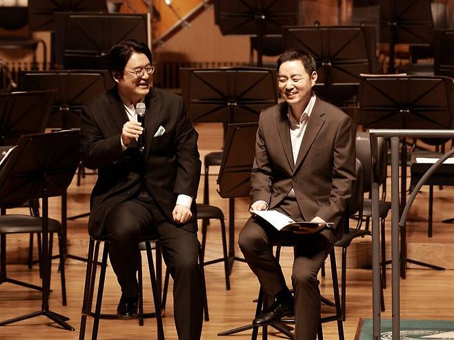 ▲ 지난 12일 아트센터인천 콘서트홀에서 열린 '조조(早朝) 클래식' 공연에서 비올리스트 김상진(왼쪽)과 최수열 인천시립교향악단 예술감독이 관객에게 작품에 대해 설명하고 있다. /사진제공=아트센터인천