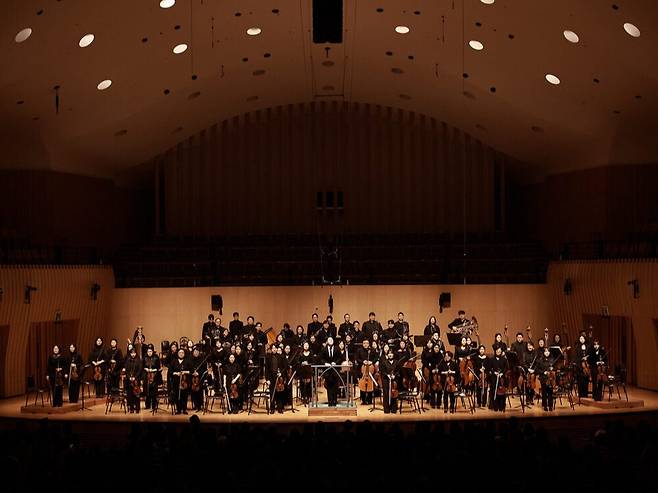 ▲ 지난 12일 아트센터인천 콘서트홀에서 열린 '조조(早朝) 클래식' 공연에서 인천시립교향악단이 연주를 마친 뒤 관객에게 인사하고 있다. /사진제공=아트센터인천