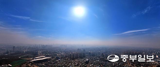 경기 지역 미세먼지와 초미세먼지 농도가 모두 나쁨 수준을 보인 16일 오전 수원시 인근의 스카이라인이 뿌옇게 보이고 있다. 노민규기자