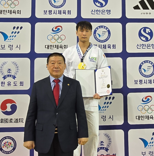 16일 충남 보령종합체육관에서 2026 회장기전국유도대회를 겸해 열린 2026년 국가대표 최종선발전 첫날 남자부 73㎏급서 우승한 남양주시청의 안재홍이 서정복 경기도유도회장과 기념사진을 찍고 있다. 사진=경기도유도회