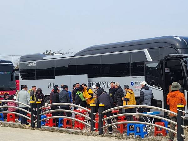 강화군 주민들과 만나는 우원식 국회의장(가운데 노란색 옷차림) [사진 = 주민 제공]