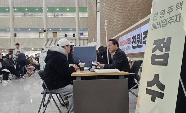 16일 유정복 인천시장이 예비입주자 접수를 진행하고 있다. 2026.03.16. [사진 = 김예빈 기자]