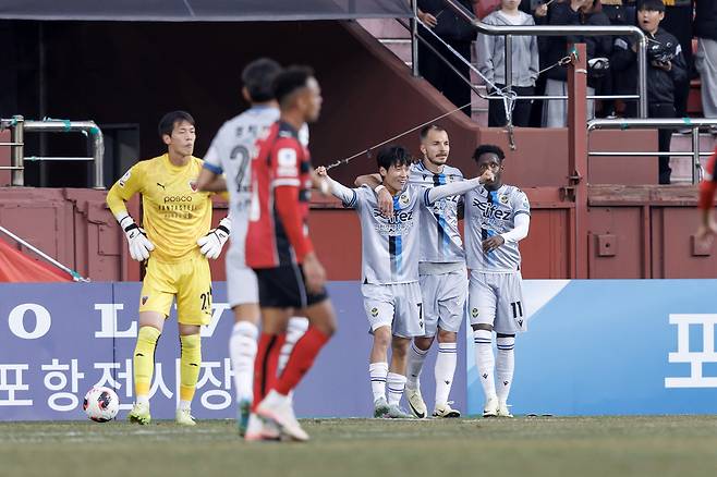 무고사가 포항스틸러스와의 원정경기에서 득점한 후 골 세리머니를 펼치고 있다.