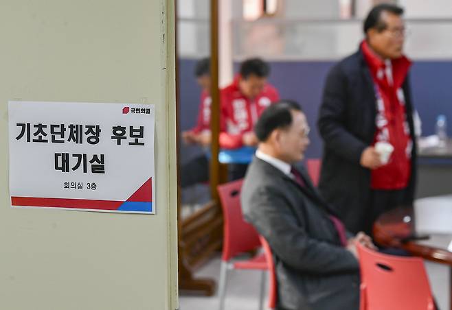 16일 국민의힘 경기도당에서 열린 6.3 지방선거 기초자치단체장 후보 면접 참가자가 면접을 보고 있다. 김태완 기자 lift@kihoilbo.co.kr