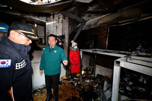 유정복 인천시장이 지난해 말 미추홀구 신기시장 화재 현장을 방문해 현장 점검을 하고 있다.