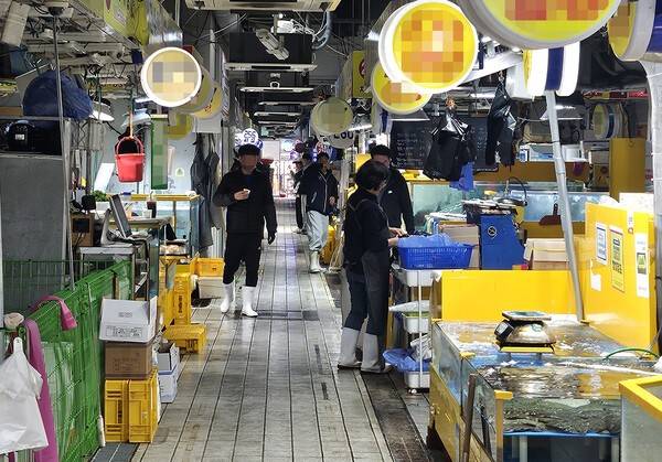 16일 인천 남동구 소래포구 종합어시장이 비교적 한산한 모습을 보이고 있다.