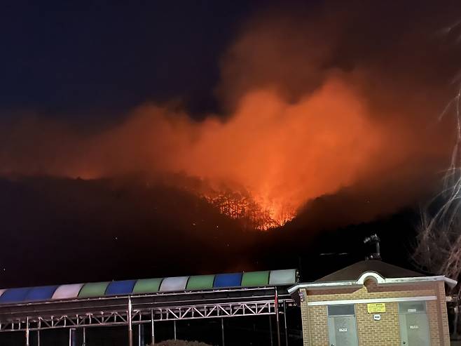소방청은 21일 오후 8시를 기해 광양 산불 진화를 위한 국가소방동원령을 내렸다고 밝혔다. 국가소방동원령은 지자체 소방력만으로 감당하기 어려운 대형 화재 등 재난 발생 시 국가 차원의 소방력을 긴급 투입하는 조치다. /전남소방본부 제공