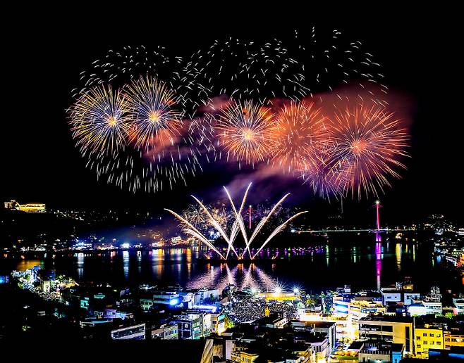 여수시가 오는 11월 8일 이순신광장과 장군도 앞 해상 일원에서 '2025 여수밤바다 불꽃축제'를 개최한다. /여수시 제공
